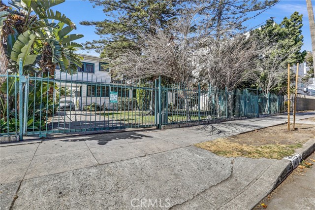 1470 W Adams Boulevard, Los Angeles CA: https://media.crmls.org/medias/04aea117-f76d-4e26-8b1e-8c28224d4b76.jpg