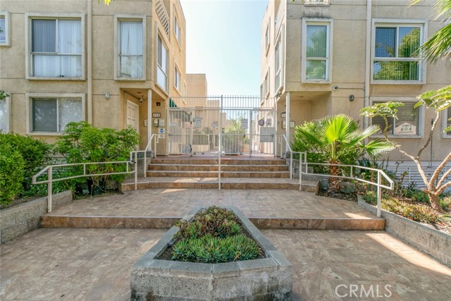 116 W Maple, Glendale CA: https://media.crmls.org/medias/04af23b4-1fba-4e2a-9bc5-e290cca0b67e.jpg