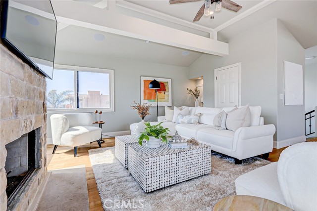 Detail Gallery Image 5 of 53 For 303 7th St a,  Manhattan Beach,  CA 90266 - 3 Beds | 3/1 Baths