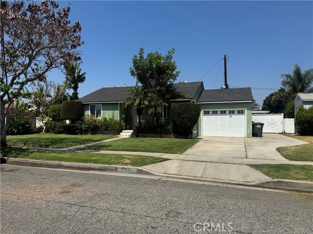 10537 Richlee Avenue, South Gate CA: https://media.crmls.org/medias/04b088ee-a9f1-4253-ae64-0b5ada1e4e67.jpg