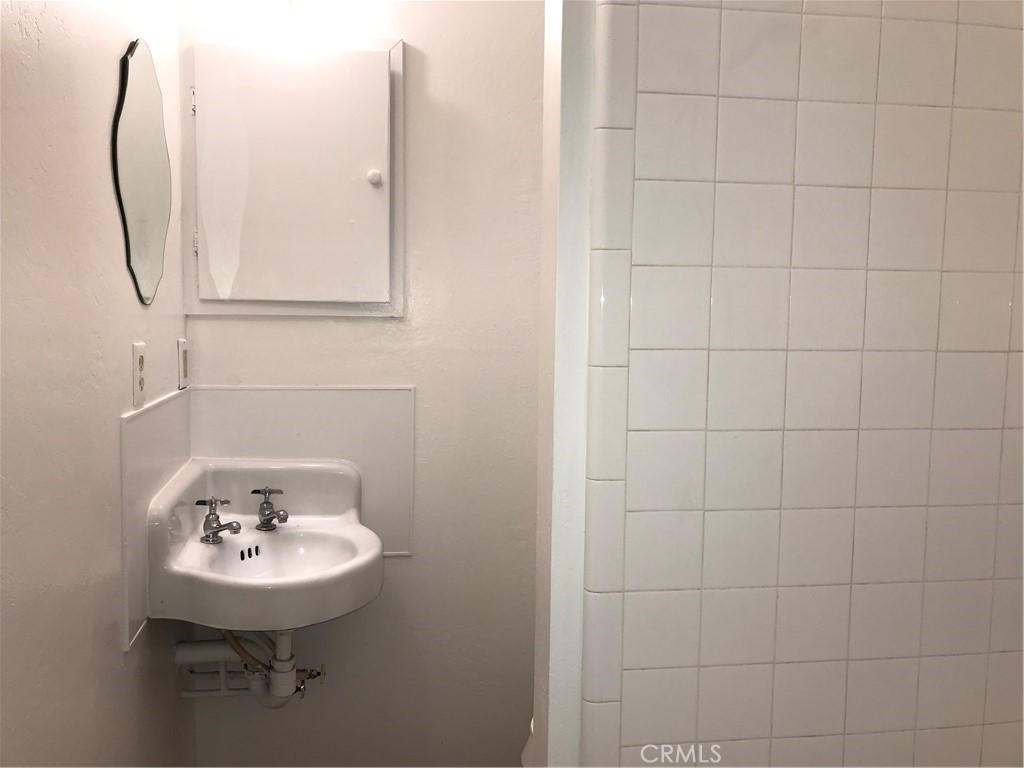 https://media.crmls.org/medias/04b3979c-5eec-4bc0-860f-451fbcc9e292.jpg?preset=X-Large