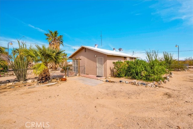 380 Mack Lane, 29 Palms CA: https://media.crmls.org/medias/04b57e17-c66e-45f5-84ef-4121b1fd3c55.jpg