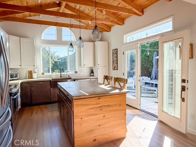 Detail Gallery Image 2 of 17 For 8218 Handley Ave, Los Angeles,  CA 90045 - 3 Beds | 2 Baths