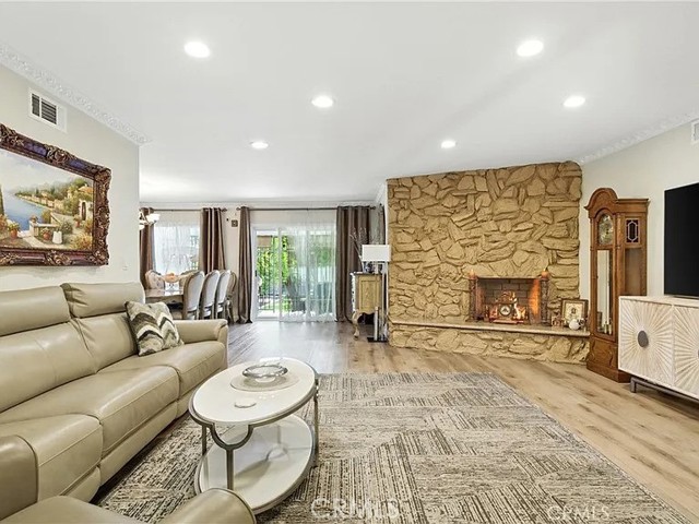 Detail Gallery Image 4 of 29 For 12516 Archwood St, North Hollywood,  CA 91606 - 3 Beds | 3 Baths