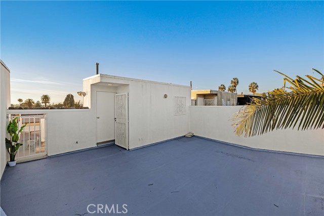 Detail Gallery Image 8 of 39 For 4845 Elmwood #C,  Los Angeles,  CA 90004 - 3 Beds | 3 Baths