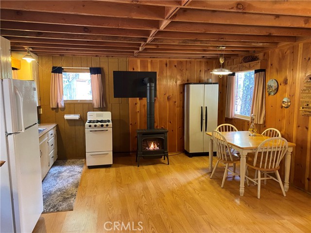 Clean, Bright, Warm and Easy to Enjoy Kitchen and Dining Area