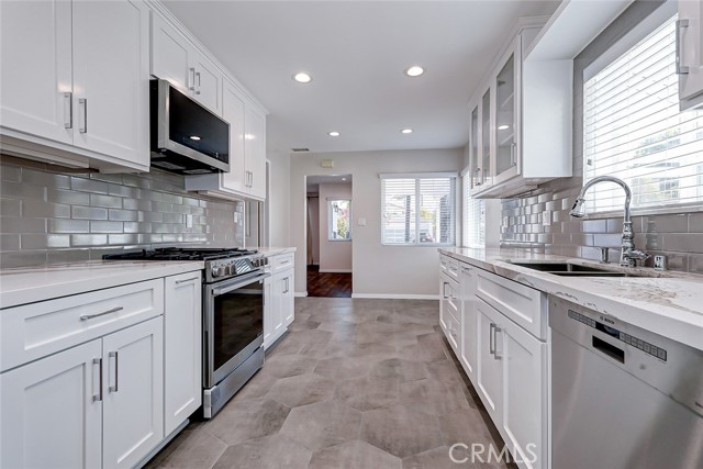 Detail Gallery Image 9 of 20 For 3601 Laurel Ave, Manhattan Beach,  CA 90266 - 3 Beds | 2/1 Baths