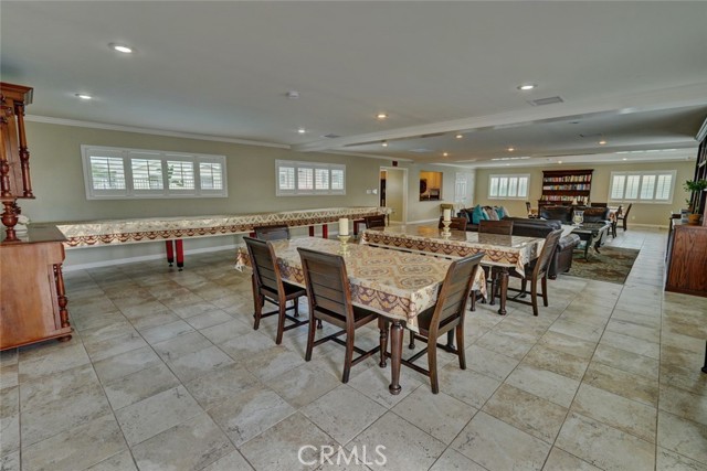 COMMUNITY DINING PERFECT FOR ENTERTAINING ON SPECIAL EVENTS