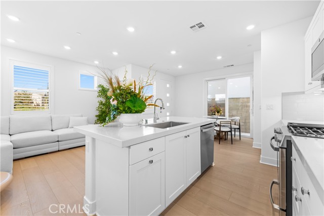 Detail Gallery Image 9 of 39 For 410 Lobata, Irvine,  CA 92618 - 4 Beds | 3/1 Baths