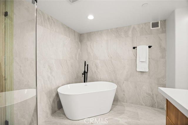 Detail Gallery Image 20 of 33 For 2385 Yorkshire Dr, Los Angeles,  CA 90065 - 3 Beds | 2/1 Baths