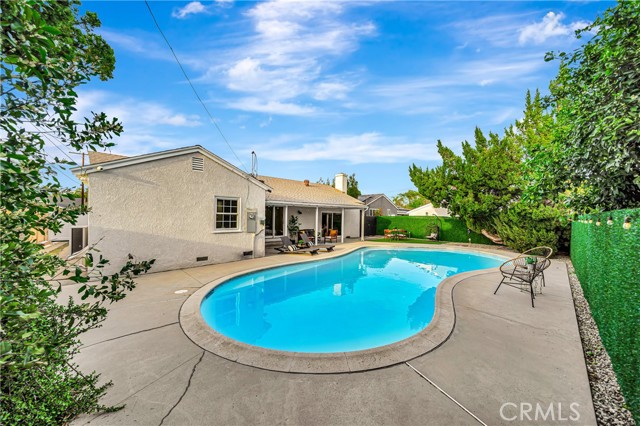 20742 Lull Street, Winnetka CA: https://media.crmls.org/medias/04c1a5c7-81e3-4185-a1e0-16fb9de941f6.jpg