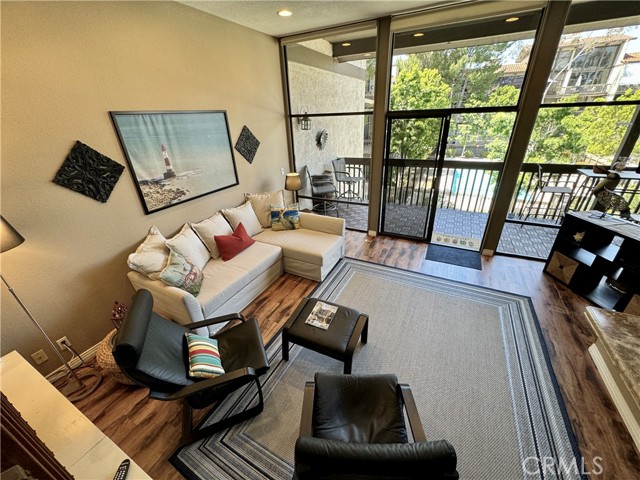 Detail Gallery Image 8 of 27 For 6215 Marina Pacifica Dr, Long Beach,  CA 90803 - 2 Beds | 2 Baths