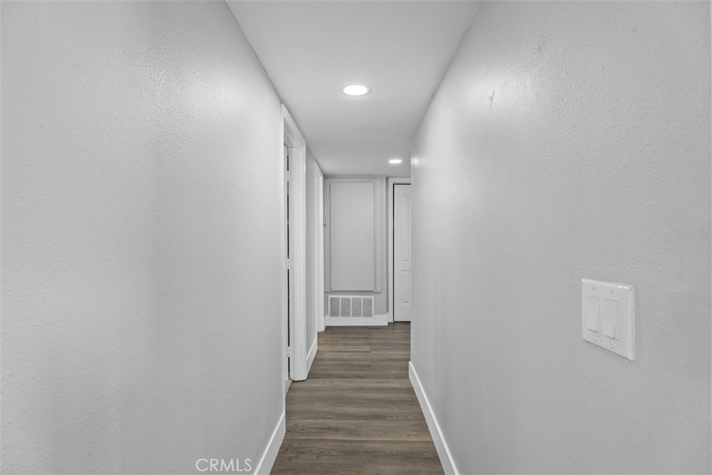 https://media.crmls.org/medias/04c2a859-9857-480a-b82d-ebde96f53217.jpg?preset=X-Large