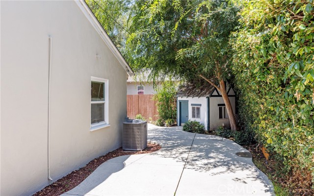 7441 Sylvia Avenue, Reseda CA: https://media.crmls.org/medias/04c3d120-8e70-4614-8284-53f0ed0baa0b.jpg