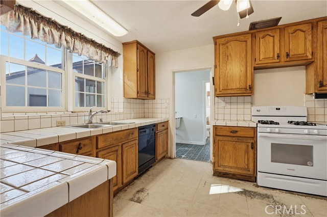 Detail Gallery Image 17 of 34 For 10314 Encino, Granada Hills,  CA 91344 - 4 Beds | 2 Baths