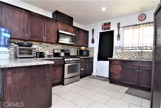 Detail Gallery Image 11 of 28 For 14807 Oro Grande, Sylmar,  CA 91342 - 5 Beds | 3 Baths