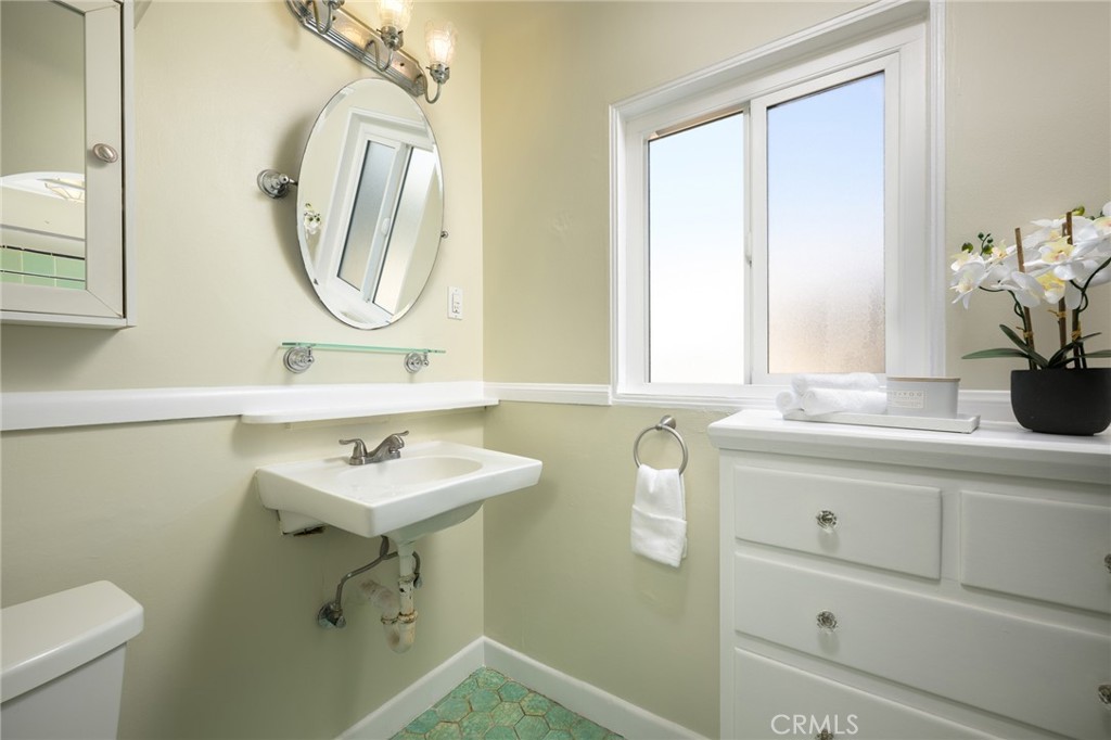 https://media.crmls.org/medias/04c9a121-cf76-478a-ad71-3d01144fd5f3.jpg?preset=X-Large