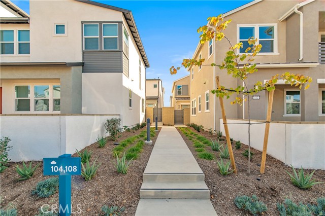 Detail Gallery Image 3 of 28 For 108 Tiffin, Irvine,  CA 92618 - 3 Beds | 2/1 Baths