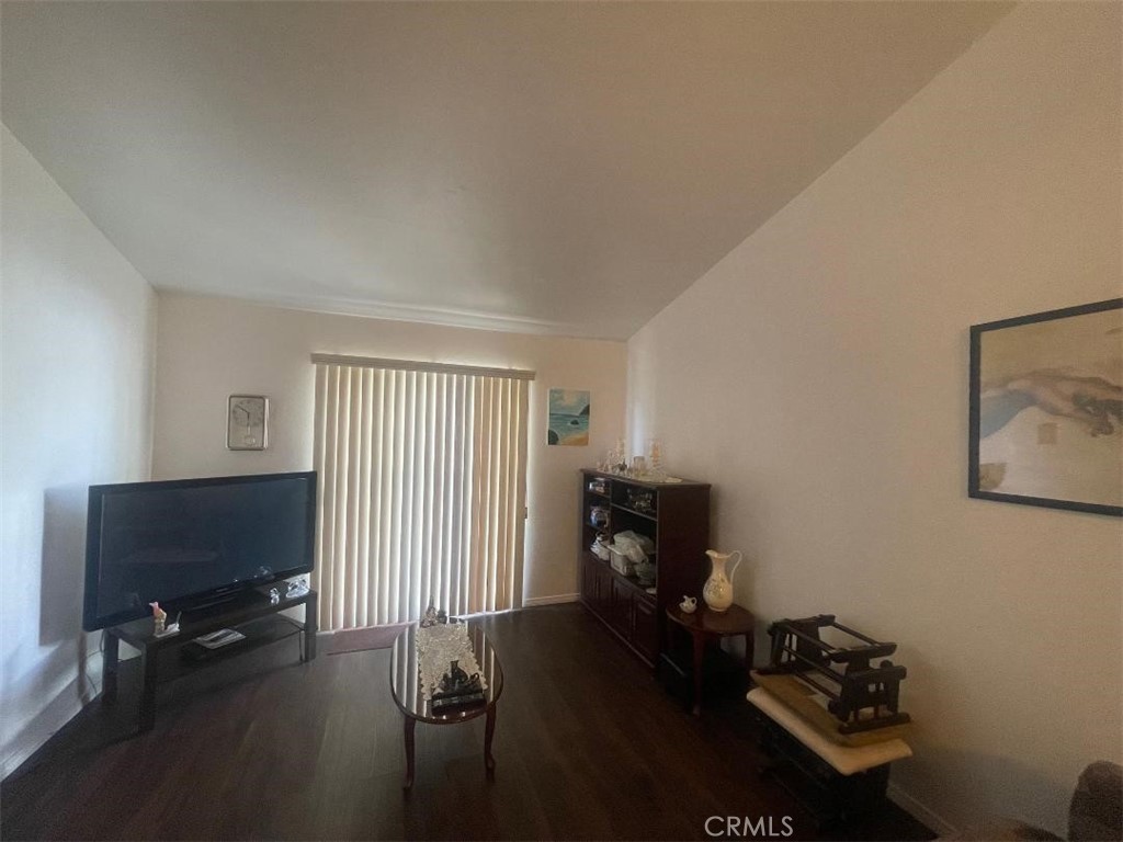 https://media.crmls.org/medias/04cd9524-f5ab-4444-931d-8b16bc2d4451.jpg?preset=X-Large