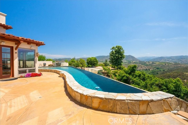 1917 Santa Margarita Drive, Fallbrook CA: https://media.crmls.org/medias/04d051df-437a-48f3-990d-d2c23fe2a724.jpg