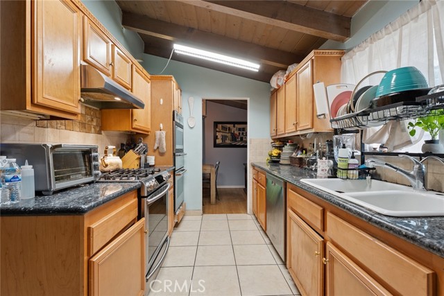 Detail Gallery Image 4 of 19 For 17531 Romar St, Northridge,  CA 91325 - 4 Beds | 2 Baths