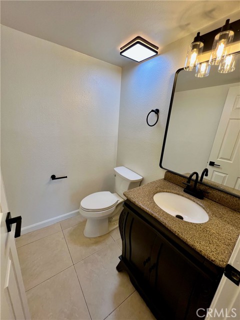 Detail Gallery Image 6 of 14 For 22038 Vanowen St #105,  Woodland Hills,  CA 91303 - 3 Beds | 2/1 Baths