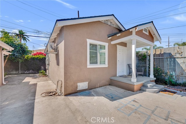 2621 Vineyard Avenue, Los Angeles CA: https://media.crmls.org/medias/04d47355-9b70-4042-a729-ceb714d9799d.jpg