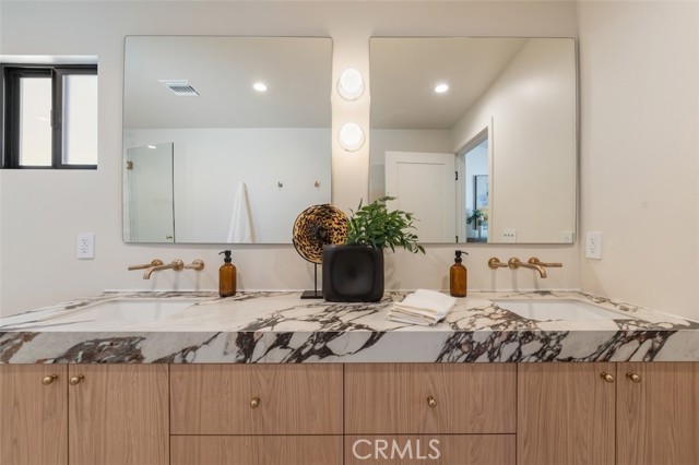 Detail Gallery Image 29 of 46 For 8960 Oak Park Ave, Northridge,  CA 91325 - 4 Beds | 3/1 Baths