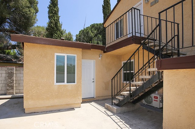 10709 Sherman Place, Sun Valley CA: https://media.crmls.org/medias/04d715d2-1c99-4812-9ca5-f53f52a1b278.jpg