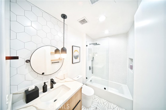 6508 Blewett Avenue, Lake Balboa CA: https://media.crmls.org/medias/04d737ef-6d47-47ed-a7f1-b35fb33e8989.jpg
