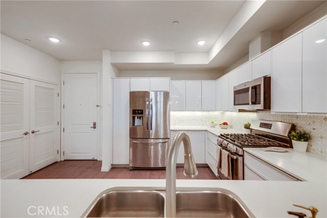 Detail Gallery Image 10 of 33 For 5253 Vantage Ave #105,  Valley Village,  CA 91607 - 4 Beds | 2 Baths