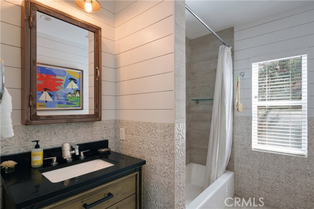 Detail Gallery Image 14 of 28 For 2264 23rd St, Santa Monica,  CA 90405 - 3 Beds | 2 Baths
