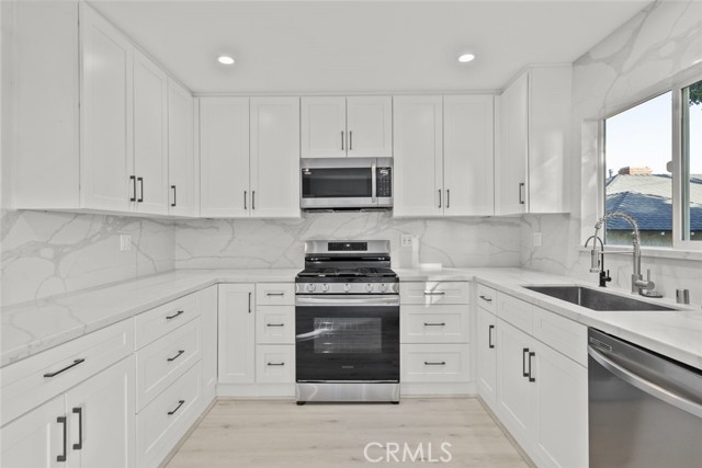 4718 La Crescenta Avenue, La Crescenta CA: https://media.crmls.org/medias/04d9672f-246a-471e-bc5e-61f836957a6a.jpg