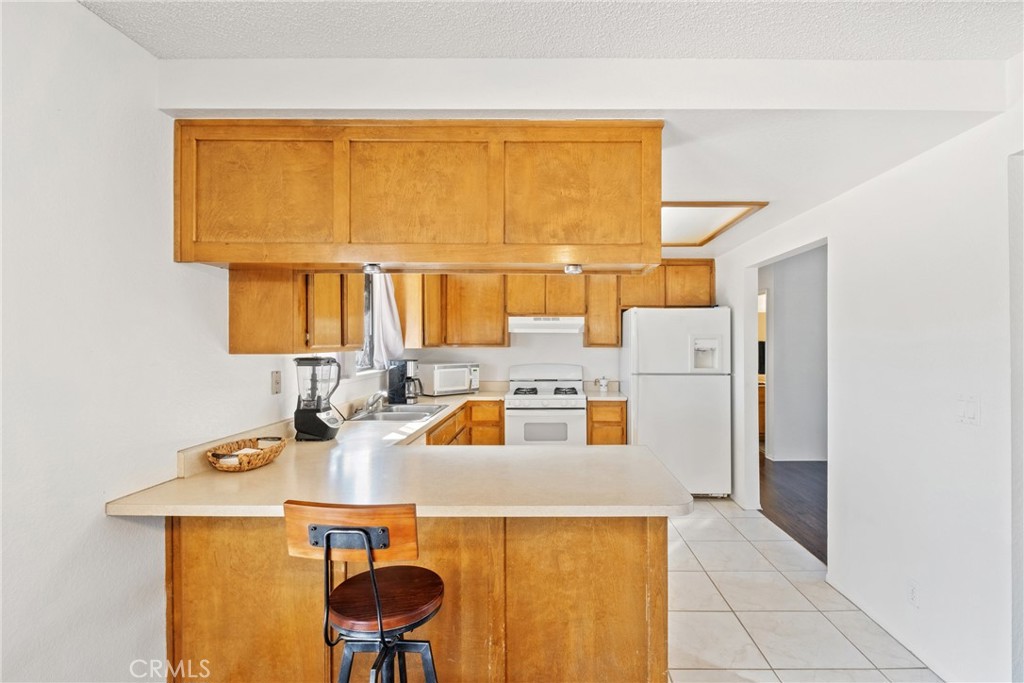 https://media.crmls.org/medias/04dd1ce4-6b7e-46b4-b2da-fe3a0167d9c4.jpg?preset=X-Large