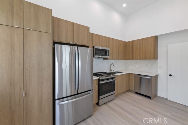 Detail Gallery Image 9 of 17 For 4810 Mascot St, Los Angeles,  CA 90019 - 4 Beds | 4/1 Baths