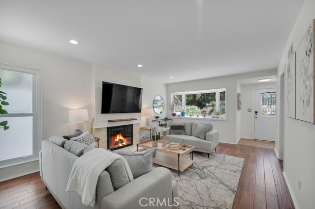 Detail Gallery Image 3 of 19 For 21407 Rios St, Woodland Hills,  CA 91364 - 3 Beds | 2 Baths