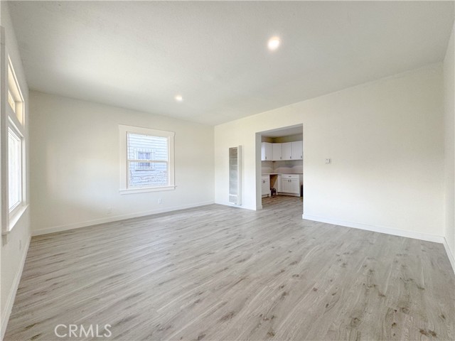 127 E 65th Street, Los Angeles CA: https://media.crmls.org/medias/04e1f2e7-d92d-4869-9771-ea032cf45186.jpg