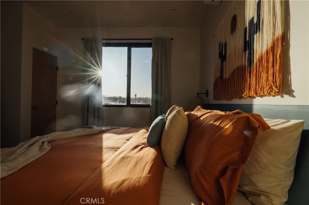 https://media.crmls.org/medias/04e38bb5-5b47-49eb-8e12-b273f02a527b.jpg?preset=X-Large