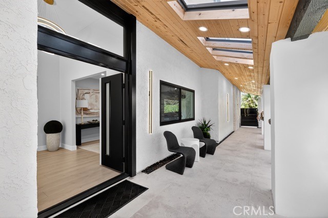 10 White Water Drive, Corona del Mar CA: https://media.crmls.org/medias/04e45435-e6d7-438e-b21f-dc0c6d7b2a9c.jpg