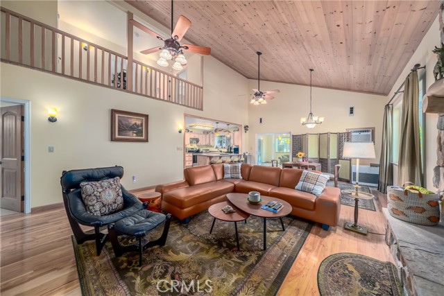 14274 Regina Way, Cobb CA: https://media.crmls.org/medias/04ead82c-5717-4d36-ac77-9789e7b814ec.jpg