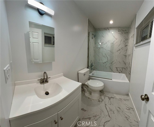 Detail Gallery Image 11 of 12 For 18654 1/2 Runnymede St., Reseda,  CA 91335 - 3 Beds | 2 Baths