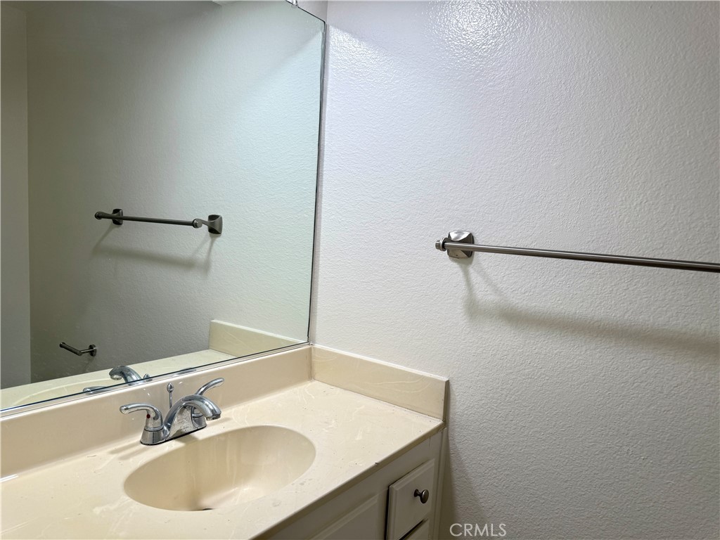 https://media.crmls.org/medias/04ee2668-7fa3-4b15-be49-0e82f22ebd70.jpg?preset=X-Large