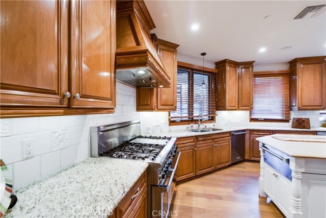 Detail Gallery Image 29 of 67 For 5230 Quakertown Ave, Woodland Hills,  CA 91364 - 5 Beds | 5 Baths