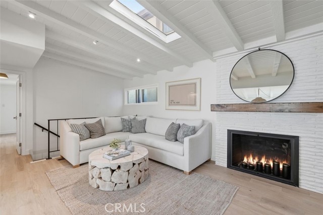 Detail Gallery Image 2 of 52 For 436 1st St, Manhattan Beach,  CA 90266 - 4 Beds | 2/1 Baths