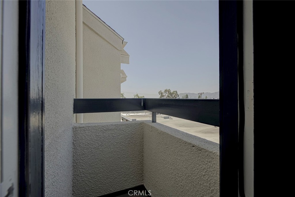 https://media.crmls.org/medias/04f4e97b-fc58-45b9-afbd-1f8db68835dd.jpg?preset=X-Large