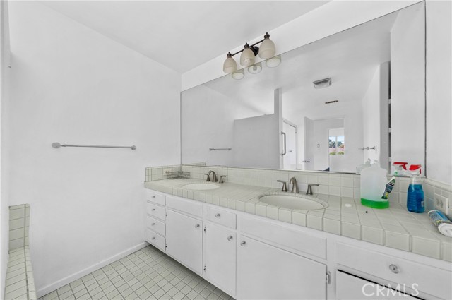 124 N Janet Place, Fullerton CA: https://media.crmls.org/medias/04f5451a-536a-43f6-a13c-7fa5687bce6f.jpg