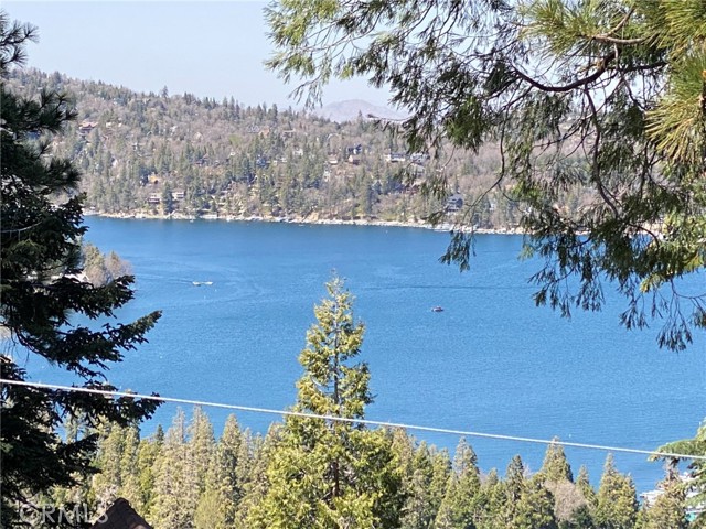 Detail Gallery Image 2 of 34 For 534 Dover Ct, Lake Arrowhead,  CA 92352 - 4 Beds | 3 Baths