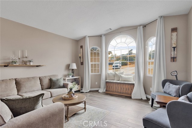 Detail Gallery Image 7 of 69 For 6297 Coleridge, Oak Hills,  CA 92344 - 7 Beds | 4 Baths