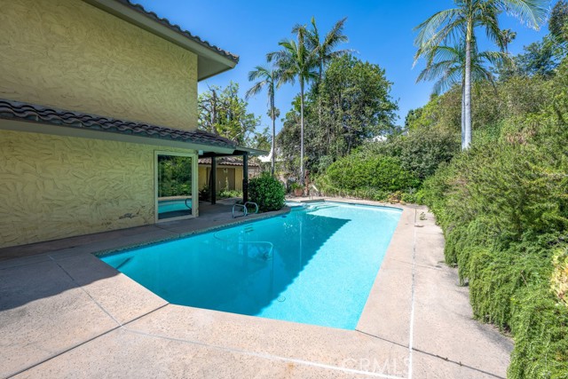 851 Misty Isle Drive, Glendale CA: https://media.crmls.org/medias/04fad3e3-9119-4483-b301-48d6f421b373.jpg