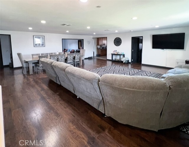 1019 W Arbutus Street, Compton CA: https://media.crmls.org/medias/04fb72e0-be00-418a-b3b9-30f4563c81fd.jpg